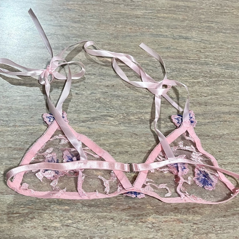 Lingerie set with embossed flowers with ribbons. - Picture 8 of 9